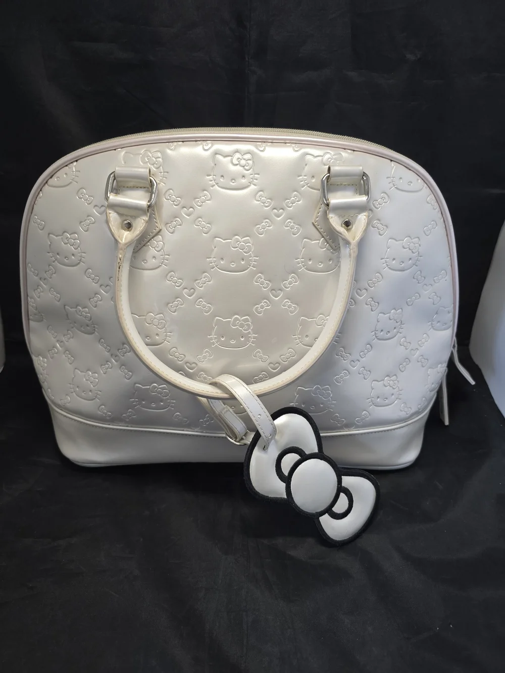 HELLO KITTY LOUNGEFLY EMBOSSED PATENT DOME SATCHEL BAG CREAM PEARL BOW PURSE